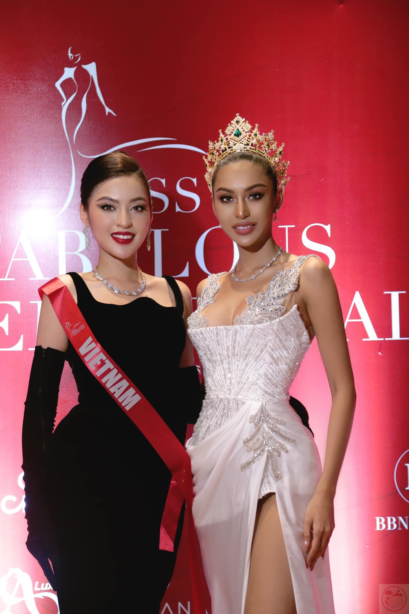 Người đẹp chứng tỏ sức hút không hề thua kém các hot girl khác