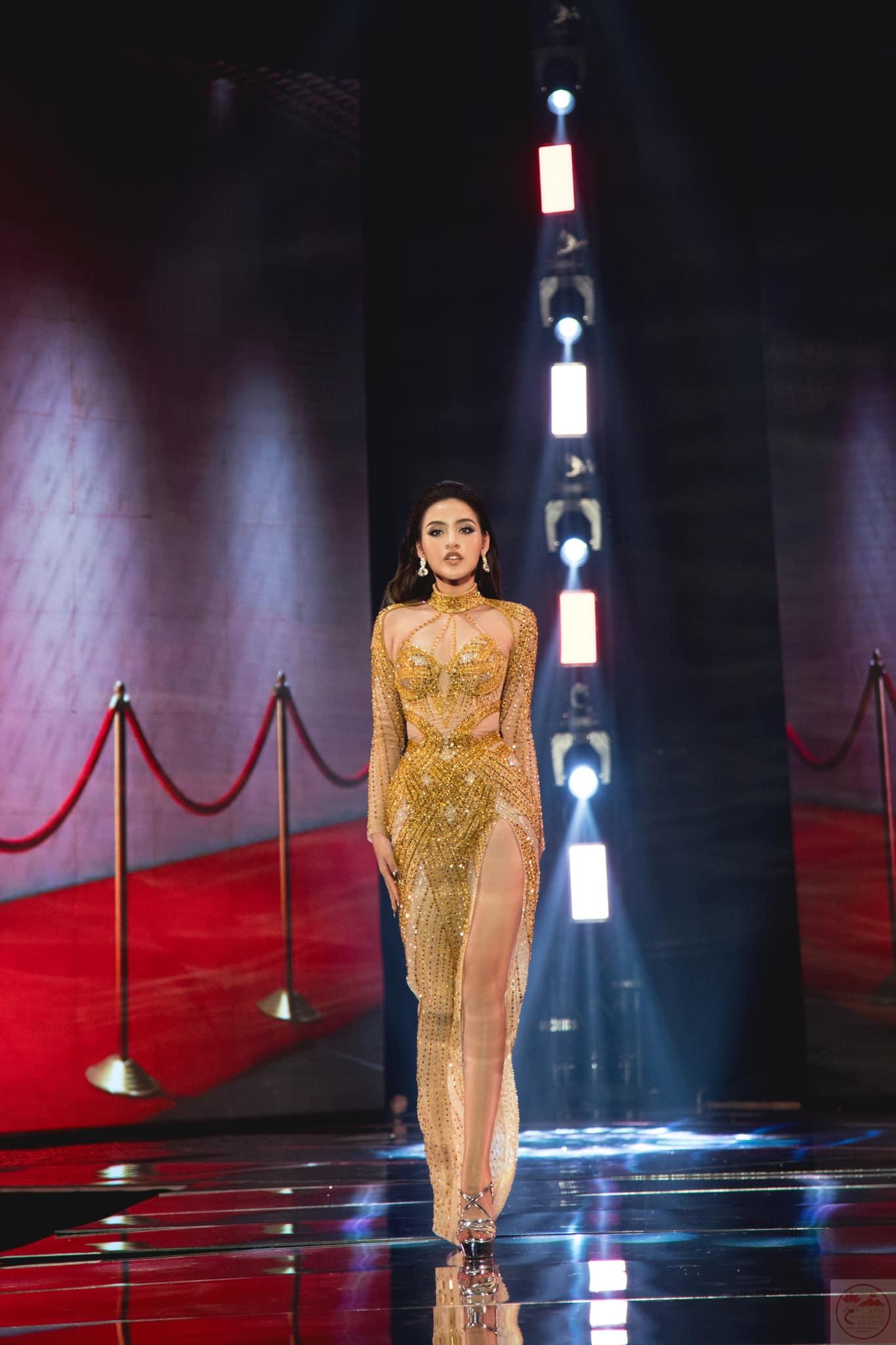 Người đẹp tạo ấn tượng mạnh mẽ nhờ phong cách khác biệt