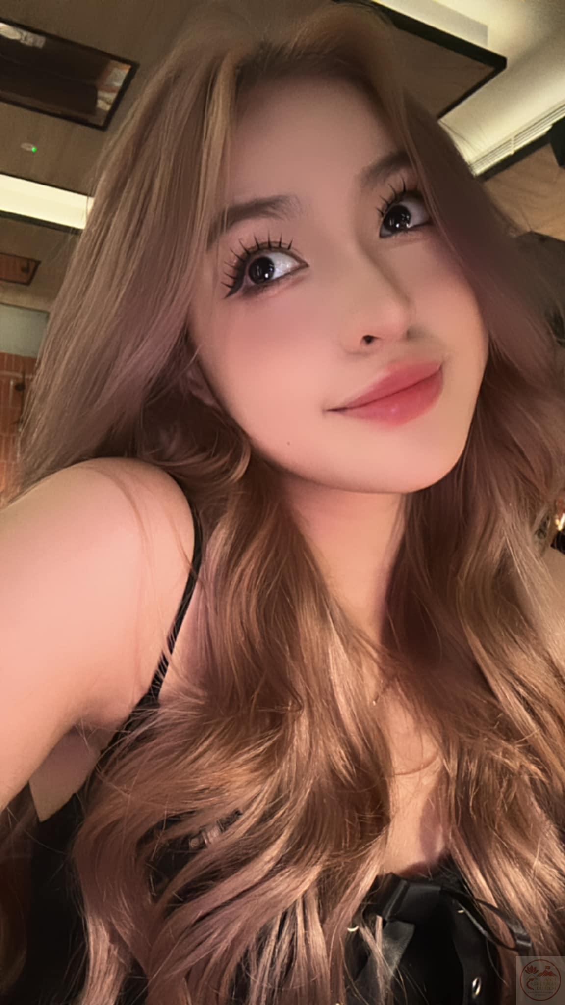 Người đẹp gây bất ngờ với phong thái kín đáo và đằm thắm hiện nay