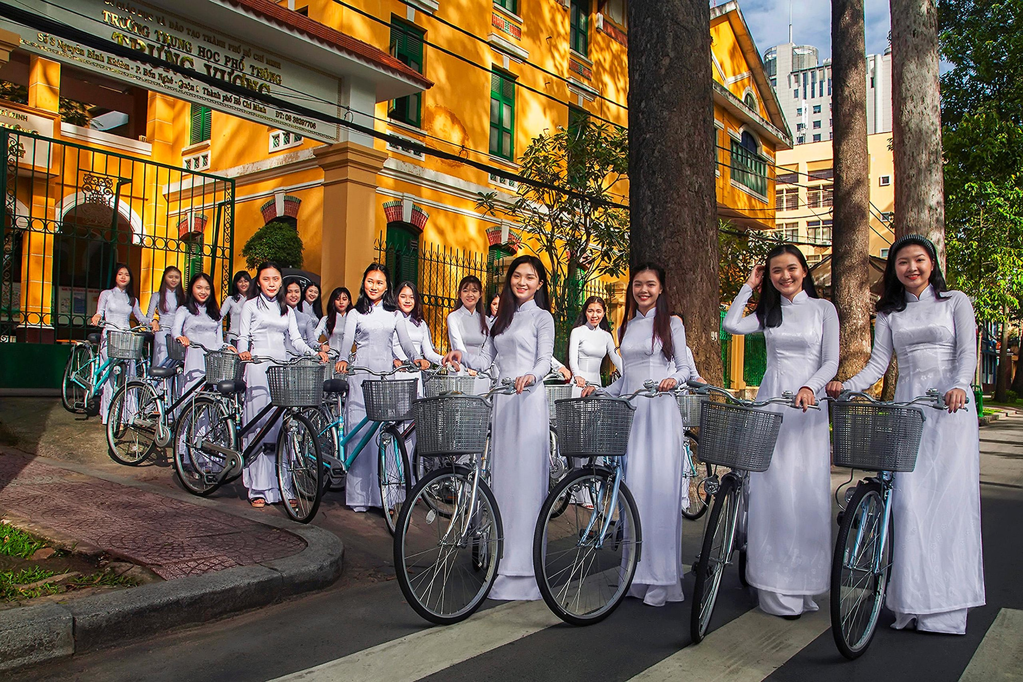 Gói bánh chưng đón Tết Nguyên Đán. (Ảnh: VŨ KHÔI)