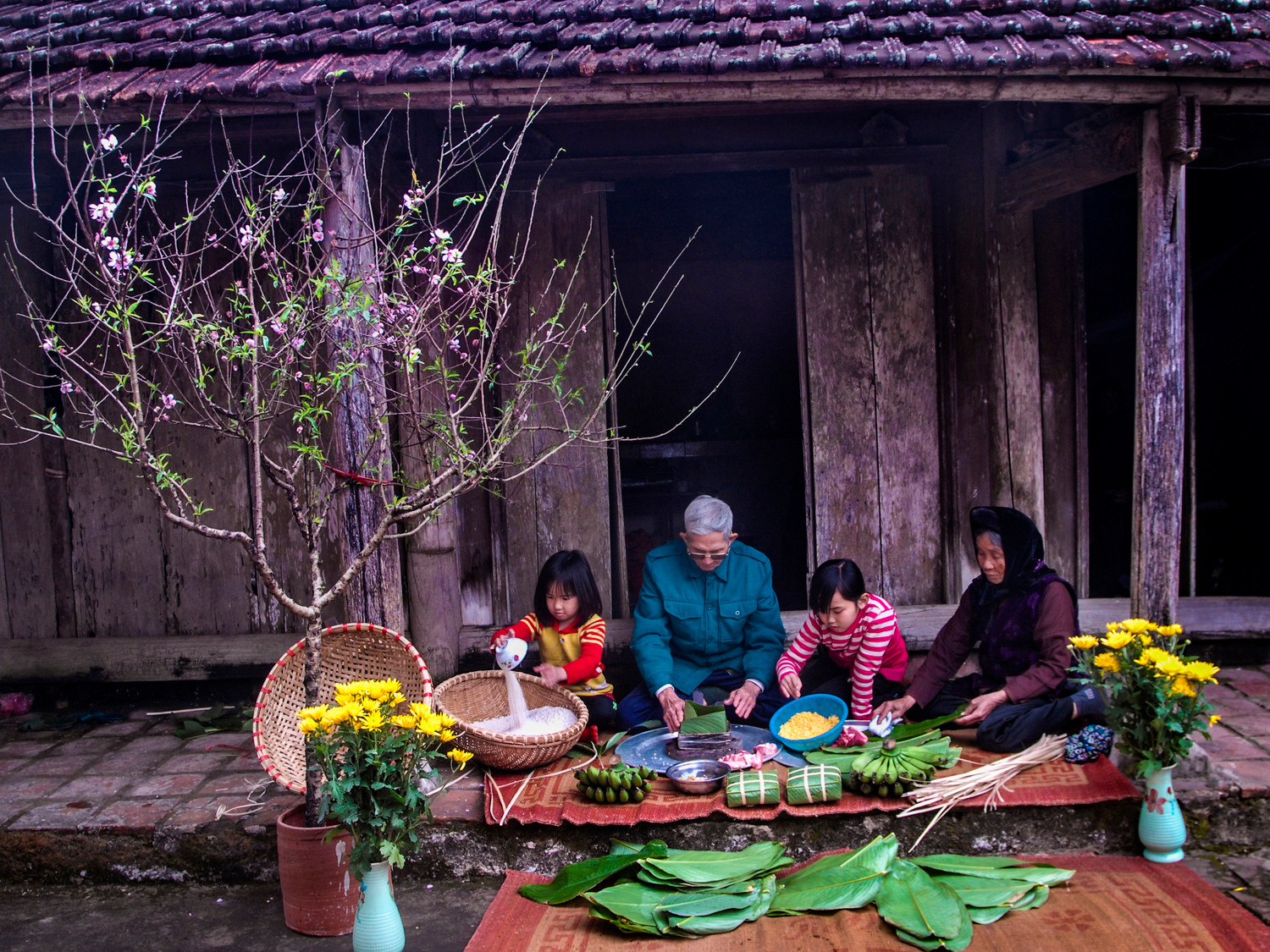 Người Kinh vùng Bắc Bộ, nam đội khăn xếp, nữ chít khắn mỏ quạ. (Ảnh: THÀNH ĐẠT)