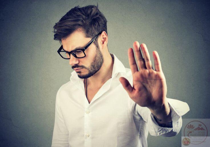 Nét mặt cứng đờ phản ánh sự không đồng ý nhưng lại khiến người xem bật cười