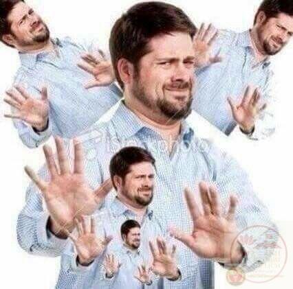 Nét mặt ngạc nhiên pha chút khước từ khiến tình huống vốn nghiêm túc hóa vui nhộn