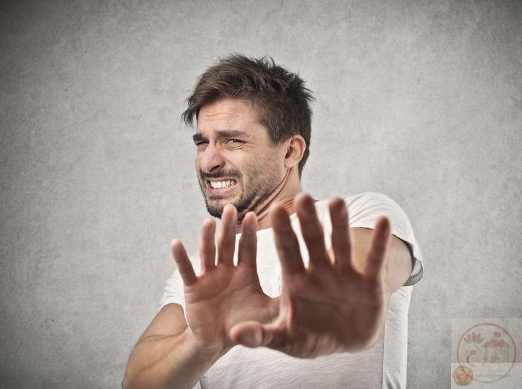 Nỗi bối rối khi khước từ được tái hiện sinh động qua ảnh chế hài hước gần gũi