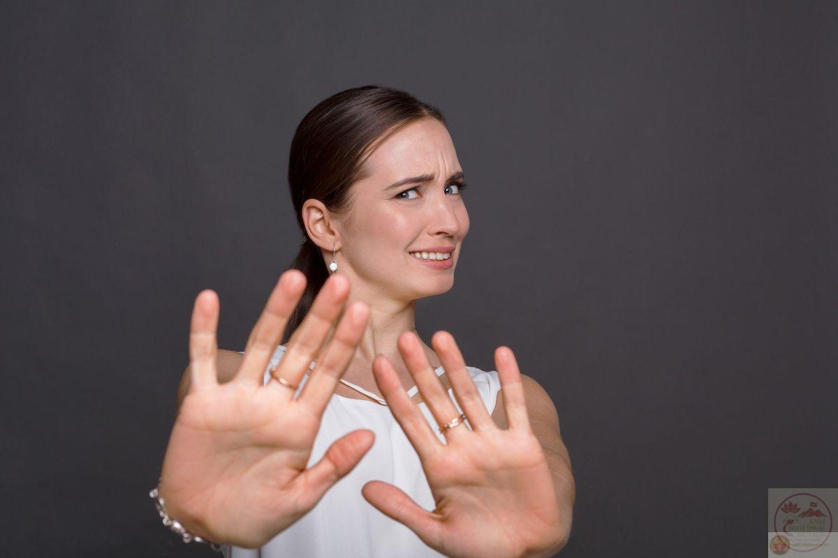 Sự cự tuyệt được vẽ nên bằng nét châm biếm đã mang lại tiếng cười khó quên