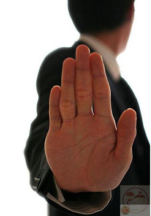 Chỉ một động tác né sang bên cũng đủ truyền tải trọn vẹn ý định từ chối dí dỏm