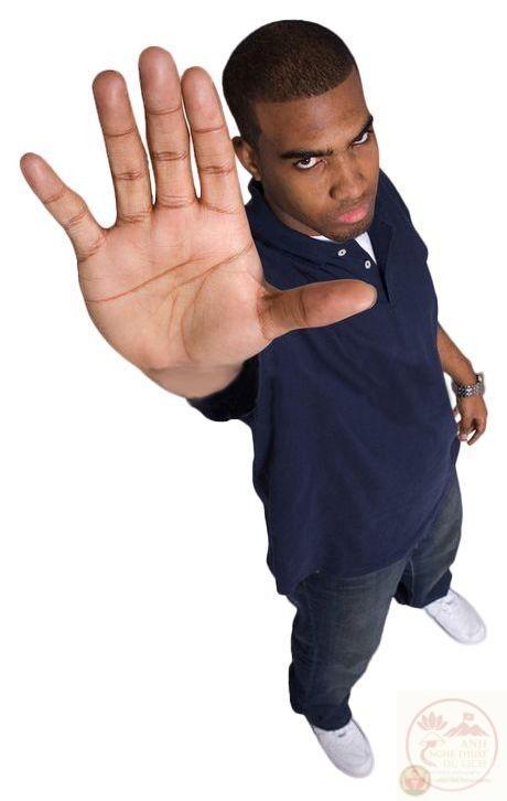 Gương mặt lạnh lùng thể hiện thái độ