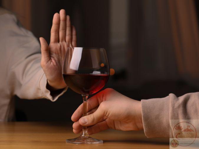 Hình ảnh ngộ nghĩnh đã biến việc từ chối rượu bia thành khoảnh khắc cười vui vẻ