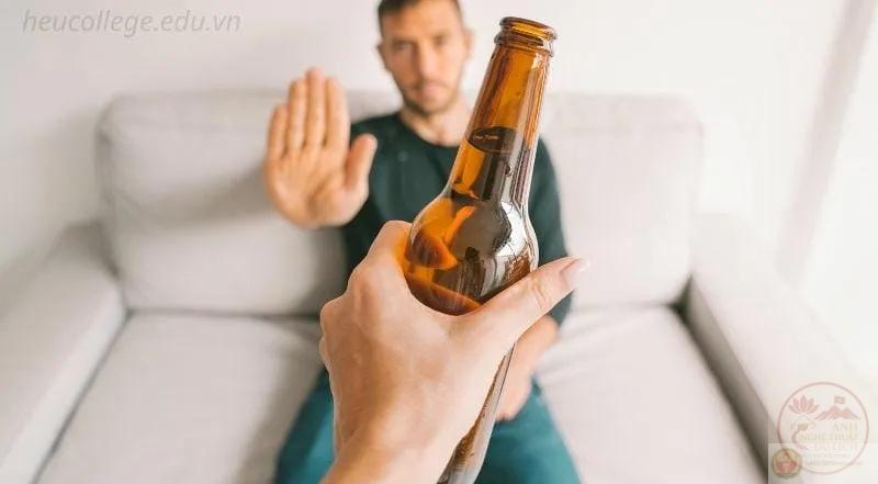 Khi không muốn mất vui, ảnh chế lại là lựa chọn khéo léo để từ chối bia