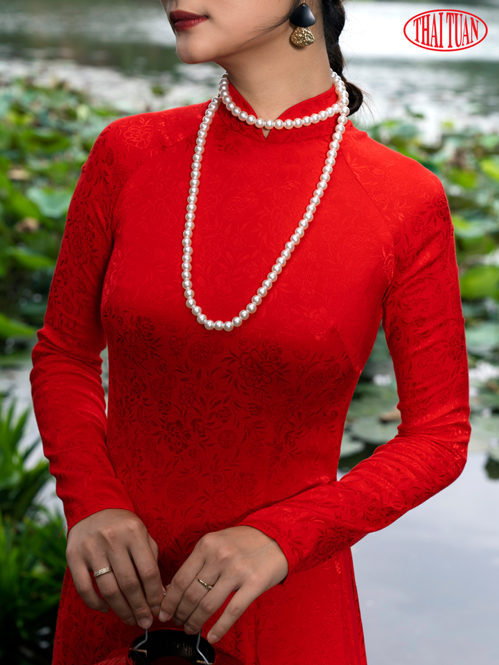 áo dài gấm đỏ phù điêu