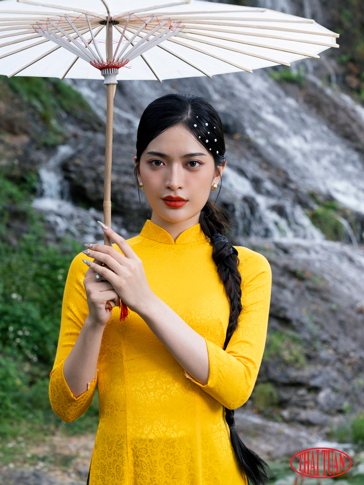 áo dài đỏ gấm Thái Tuấn đẹp