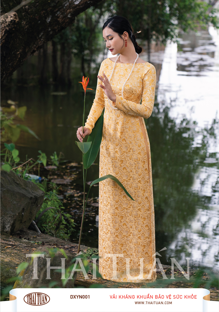 áo dài gấm màu vàng