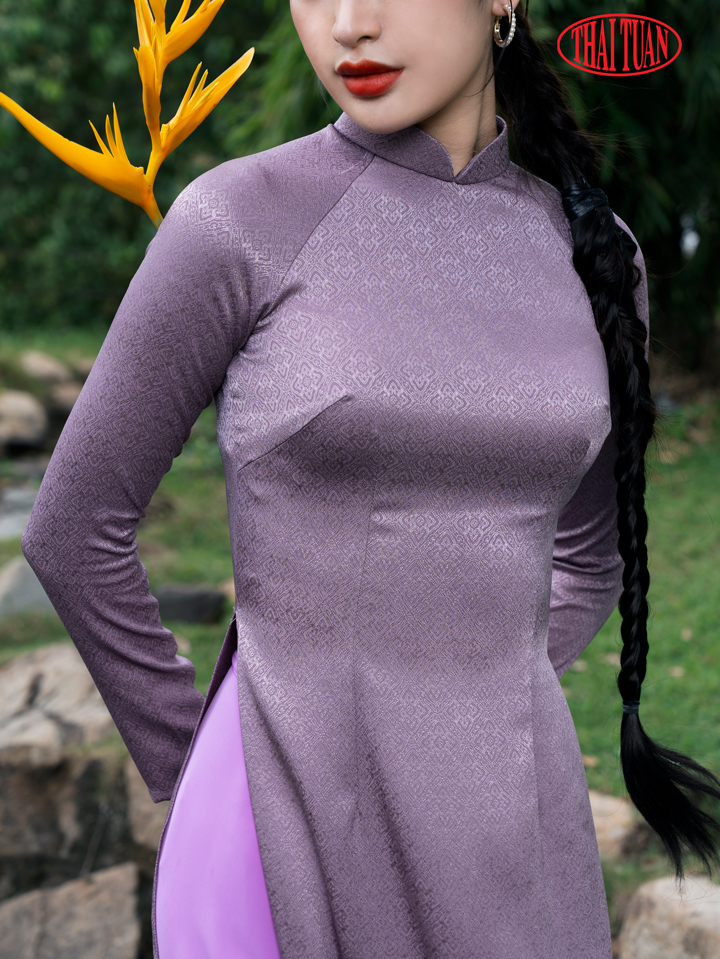 áo dài vải gấm tím duyên hoa
