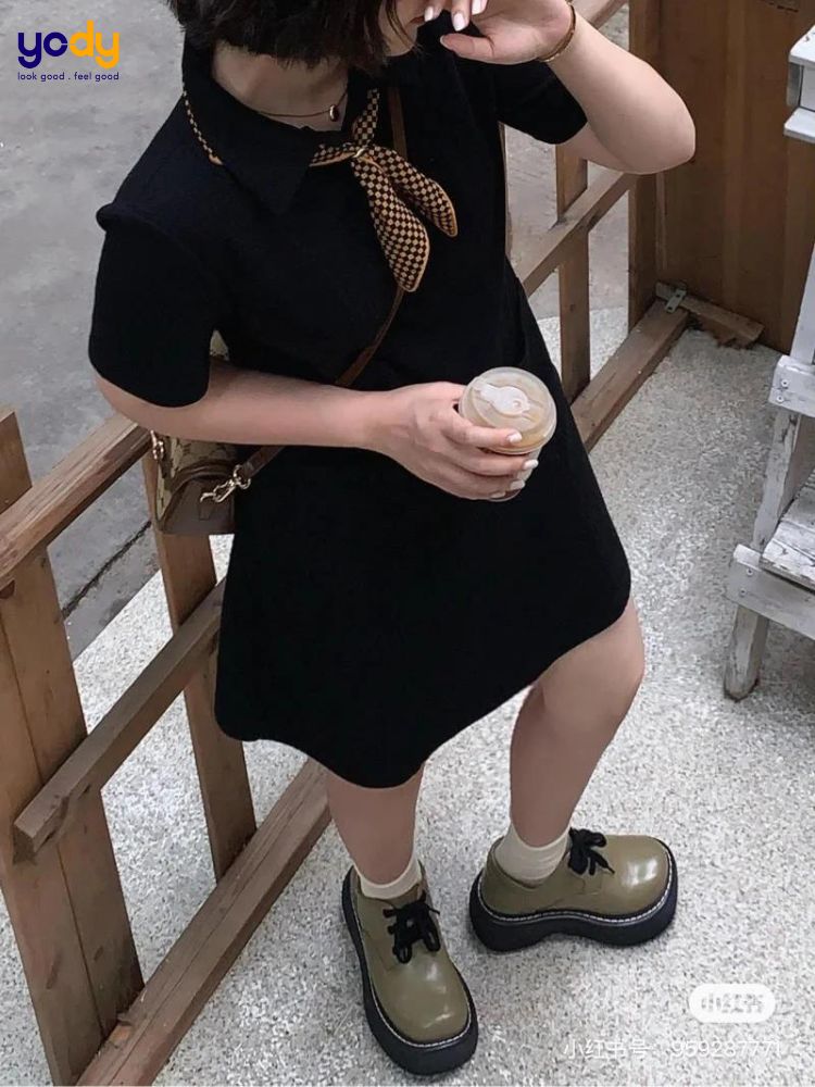 Giày thể thao cùng váy polo cho hoặt động thoải mái cả ngày