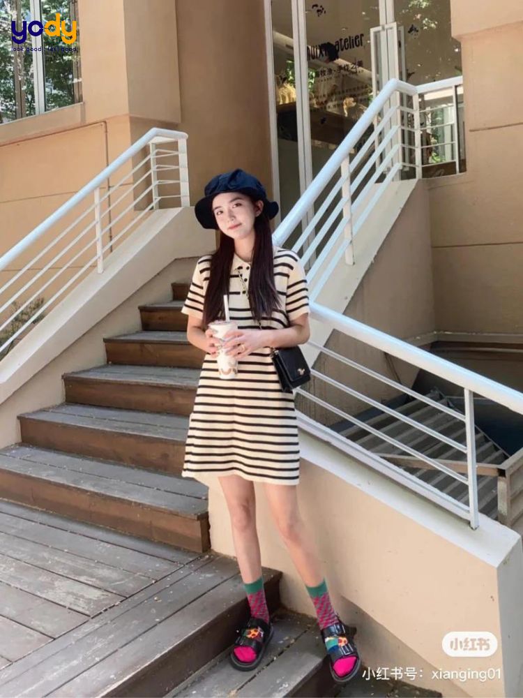 Giày trắng phối cùng polo xám cho nàng thêm basic cuốn hút