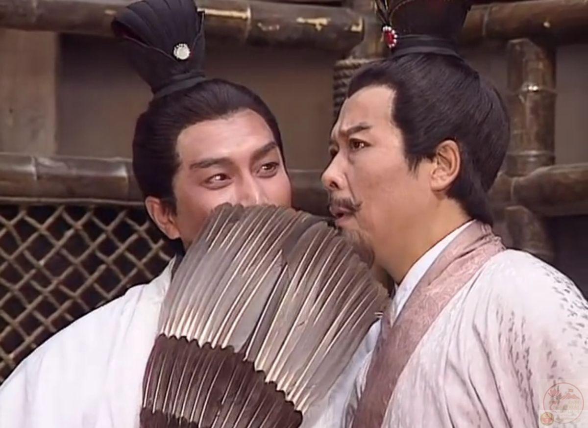 Sự đối lập giữa hình ảnh nghiêm nghị và câu chế hài tạo hiệu ứng bất ngờ