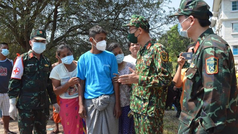 Phút nghỉ ngơi của lực lượng cứu hộ, cứu nạn Quân đội Việt Nam. (Ảnh: Báo Quân đội nhân dân)