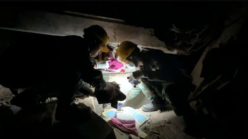 Lực lượng cứu hộ, cứu nạn Quân đội Việt Nam đưa thi thể từ đống đổ nát ra ngoài