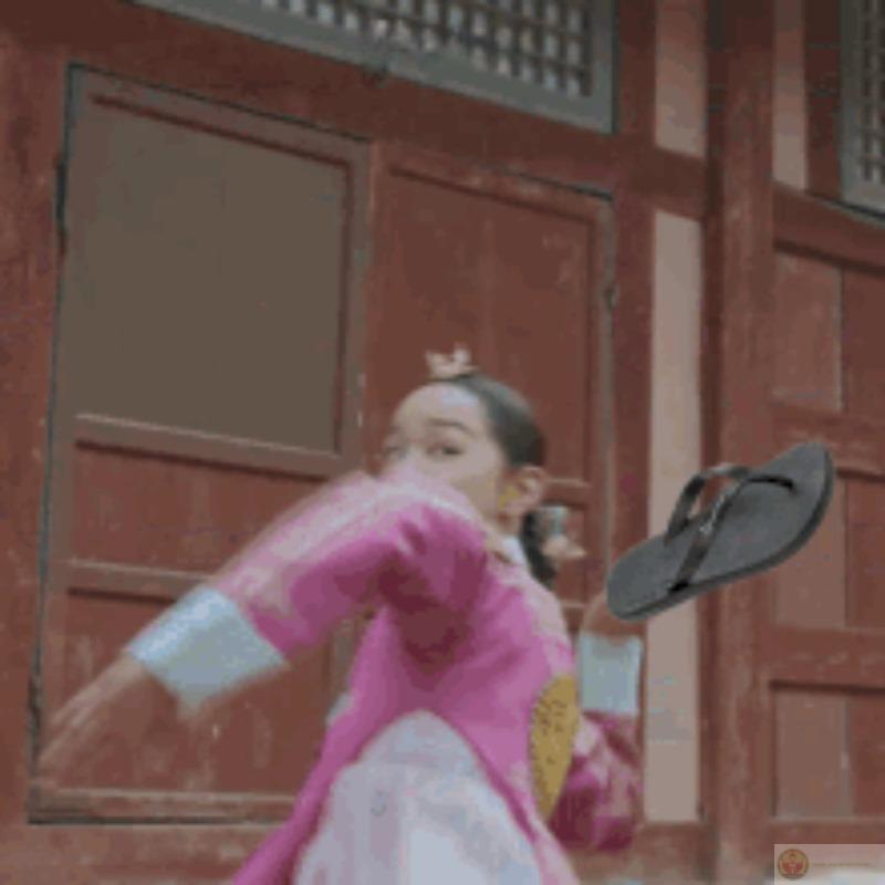 Đứa nào làm mẹ cầm dép là toang