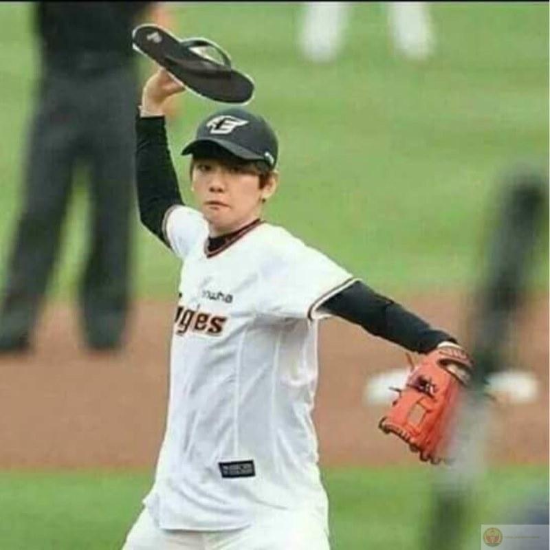 Cầm dép thôi mà ánh mắt đã thay đổi