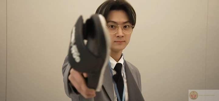 Nói nhiều làm gì khi dép vẫn còn bay