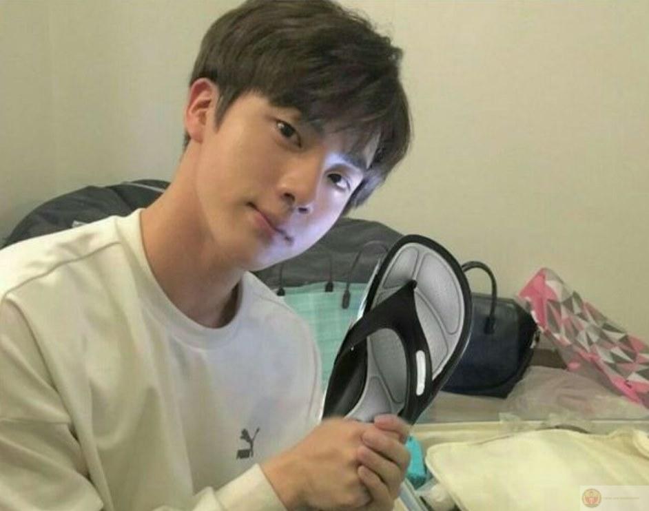 Meme cầm dép tát