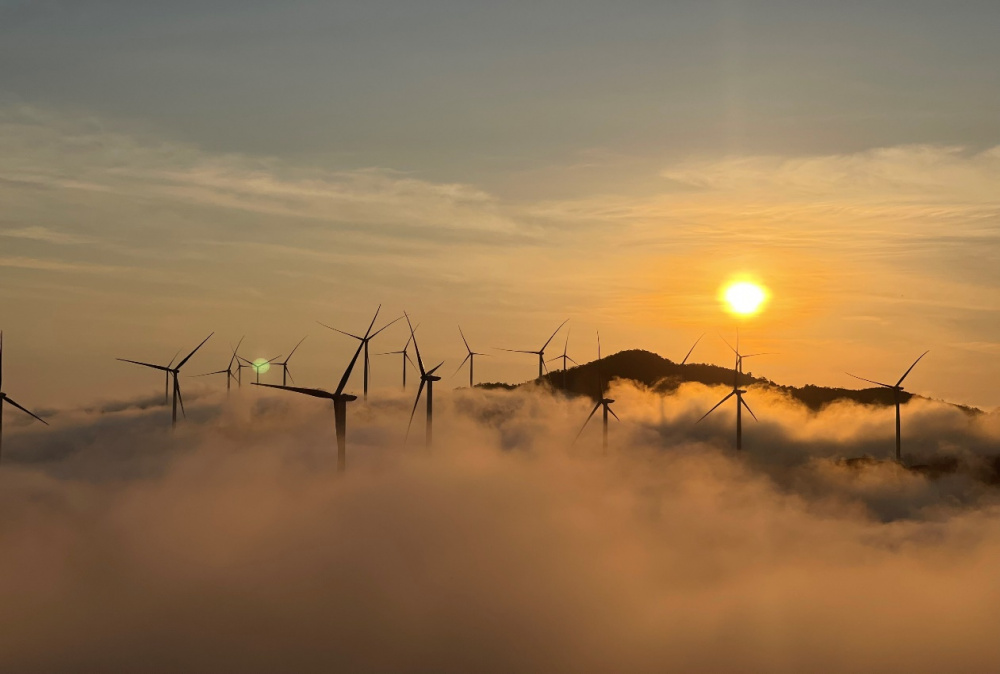 Đầu tháng 11, 19 dự án điện gió với tổng công suất hơn 670 MW ở huyện Hướng Hóa đi vào hoạt động, biến huyện này trở thành cánh đồng điện gió lớn.