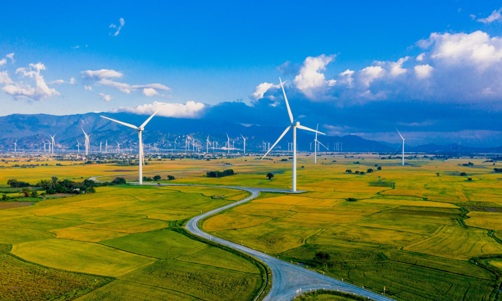 Đầu tháng 11, 19 dự án điện gió với tổng công suất hơn 670 MW ở huyện Hướng Hóa đi vào hoạt động, biến huyện này trở thành cánh đồng điện gió lớn.