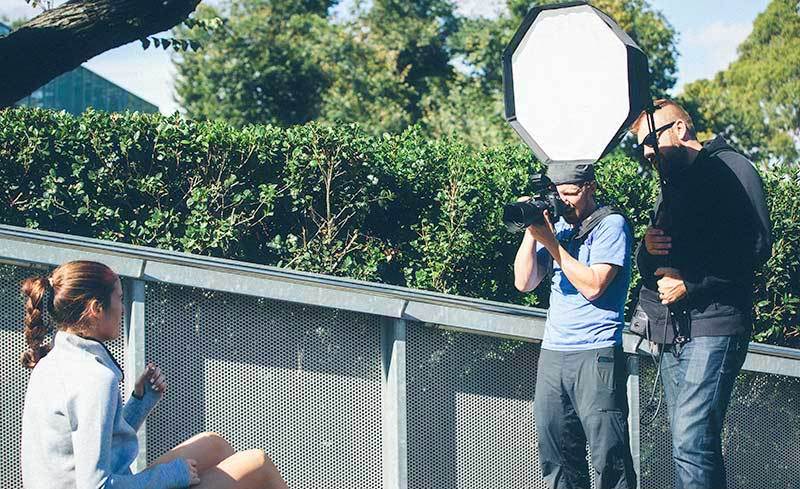 chụp ngược sáng với tấm hắt