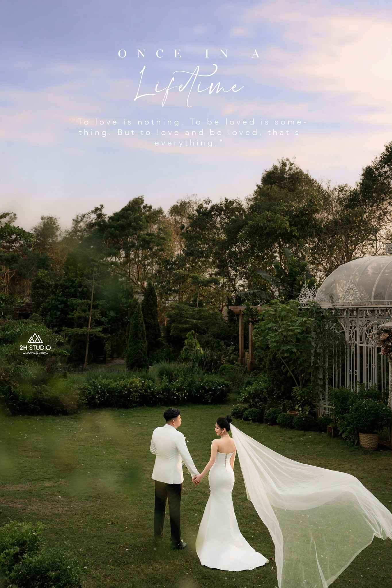 Màu xanh bầu trời hòa đồng cỏ tạo bức ảnh tuyệt đẹp