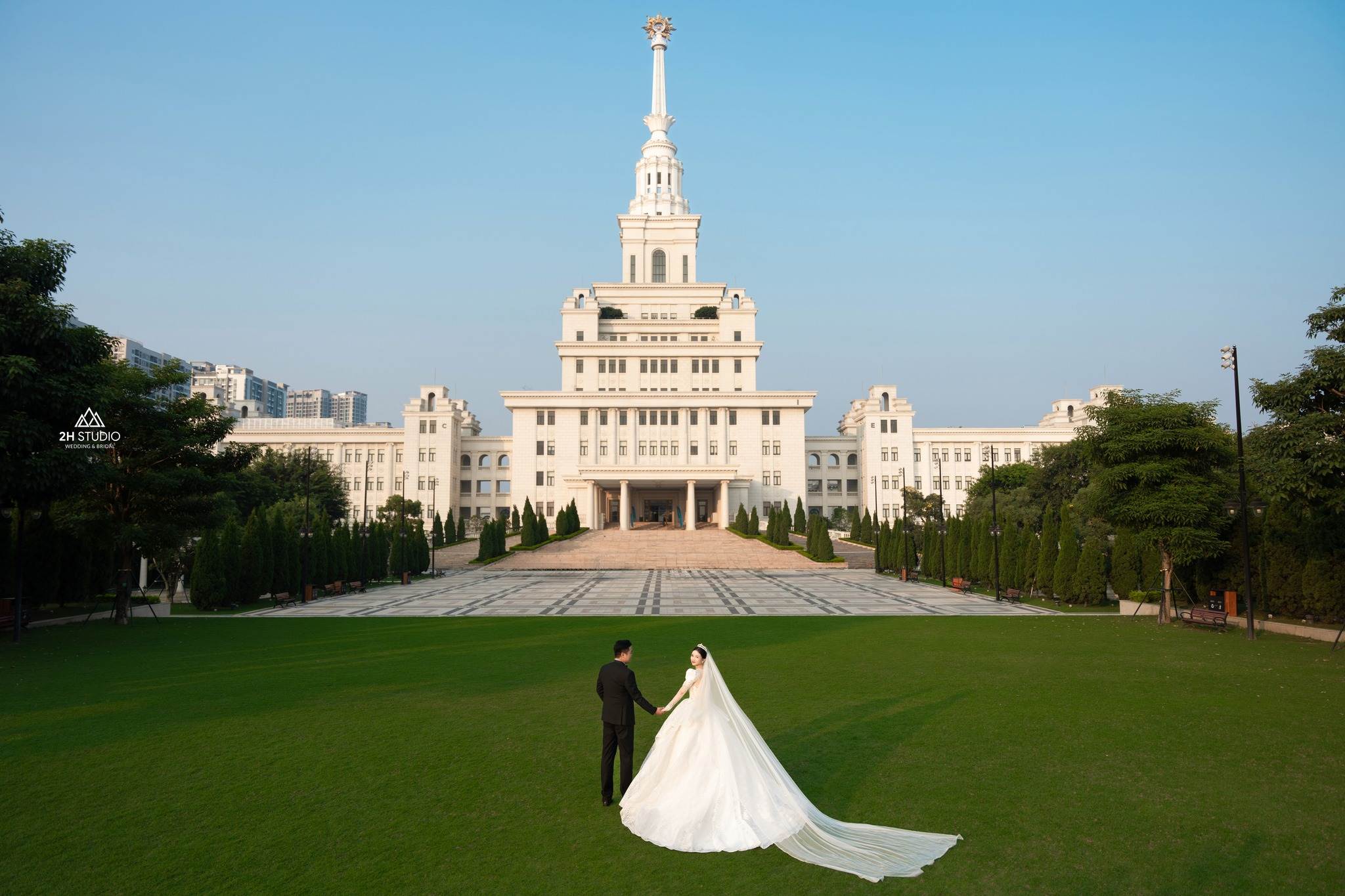 Những cái nắm tay mang đến cảm xúc lạ