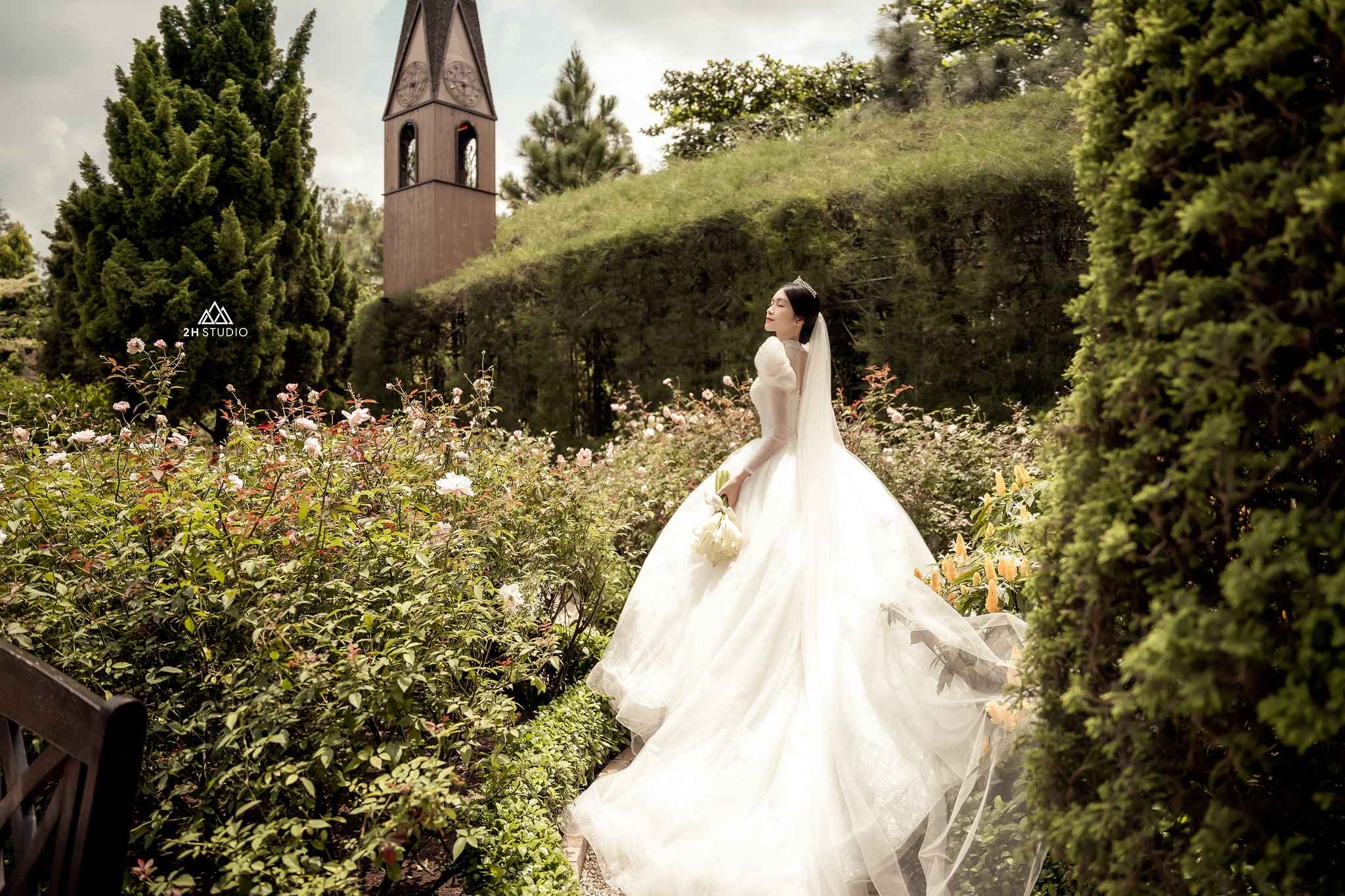 Ảnh cô dâu chụp sau lưng thơ mộng