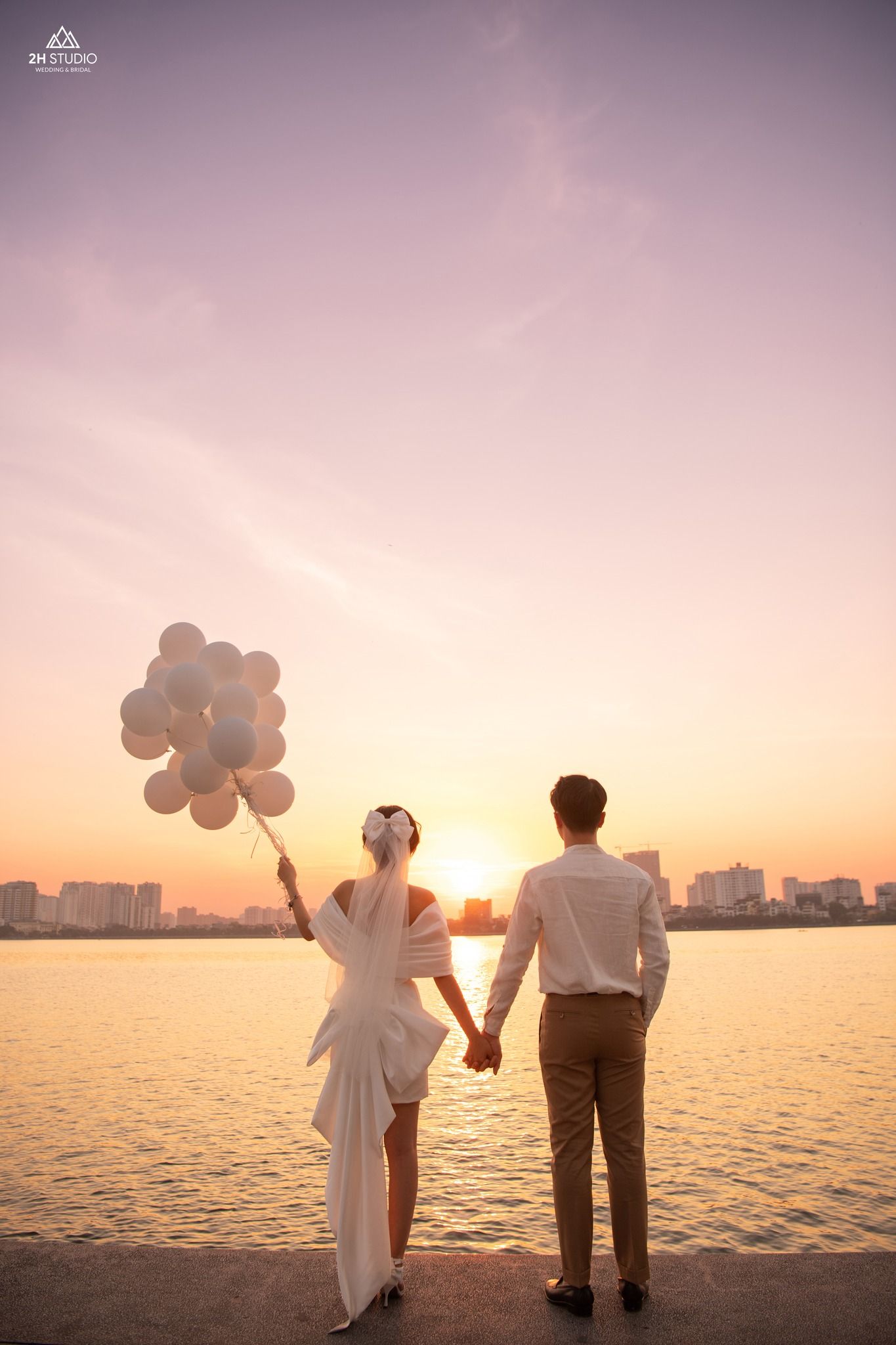 Chụp ảnh cưới sau lưng chuyên nghiệp