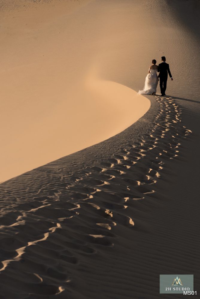 Hoàng hôn là thời điểm đẹp để chụp cưới sau lưng