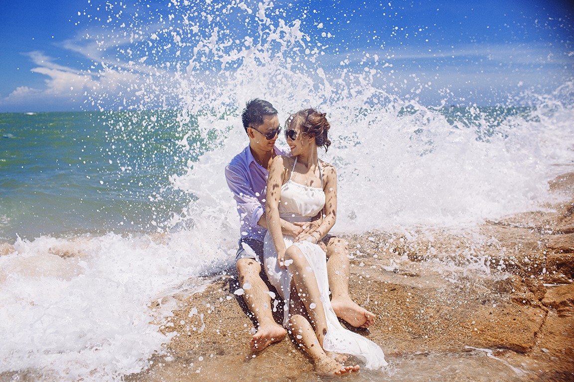 chụp ảnh couple khi đi biển