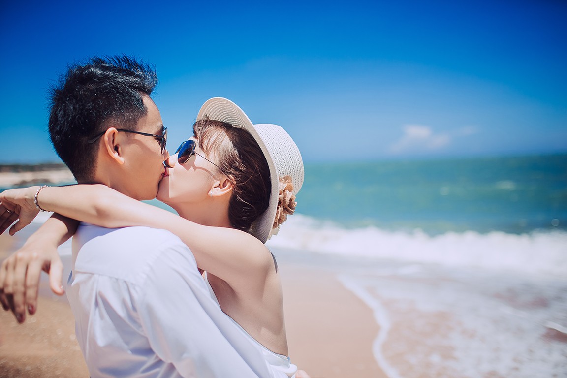chụp ảnh couple khi đi biển