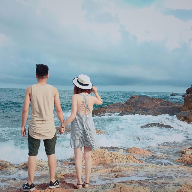 chụp ảnh couple khi đi biển