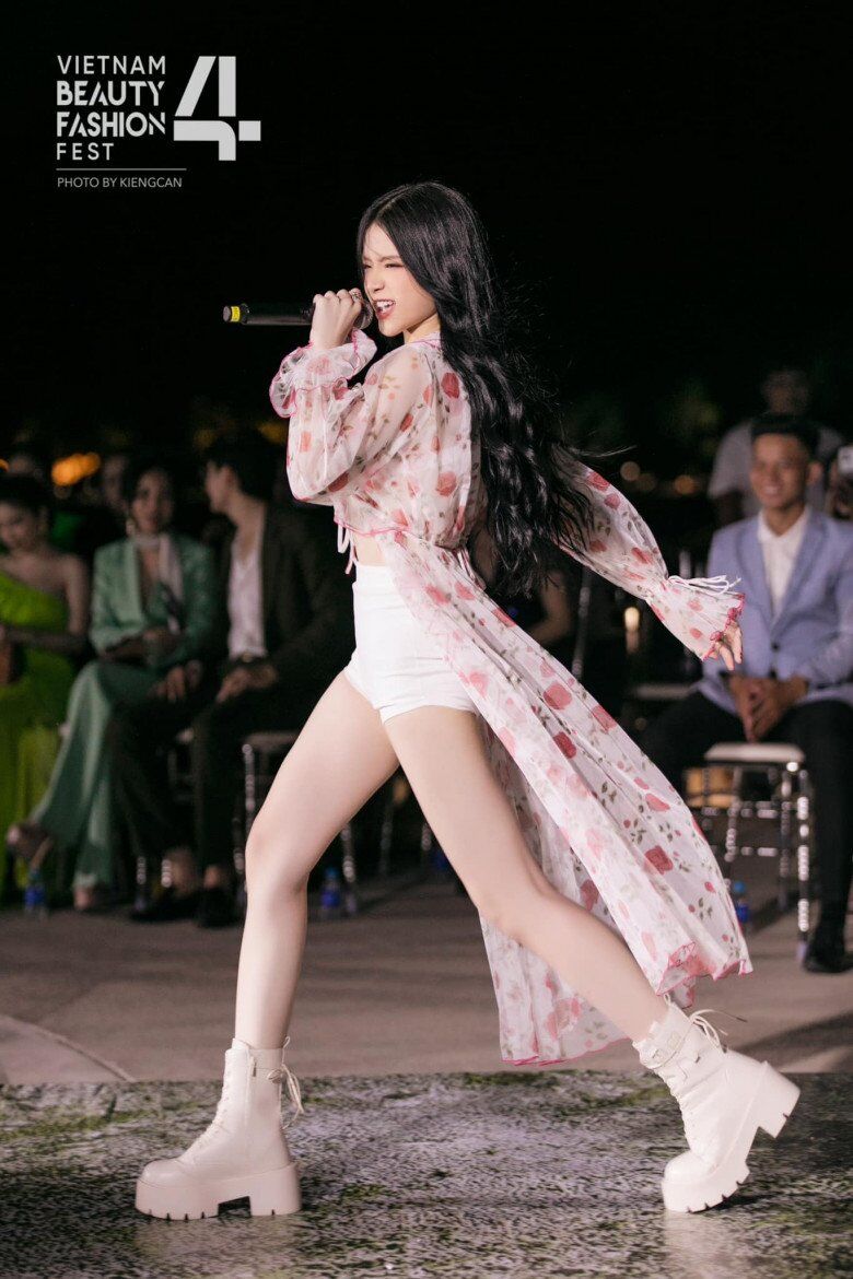 Hình ảnh cô hot girl tuổi teen nông nổi năm nào giờ đã hoàn toàn nhường chỗ cho một Linh Ka trưởng thành, quyến rũ và đầy tự tin.