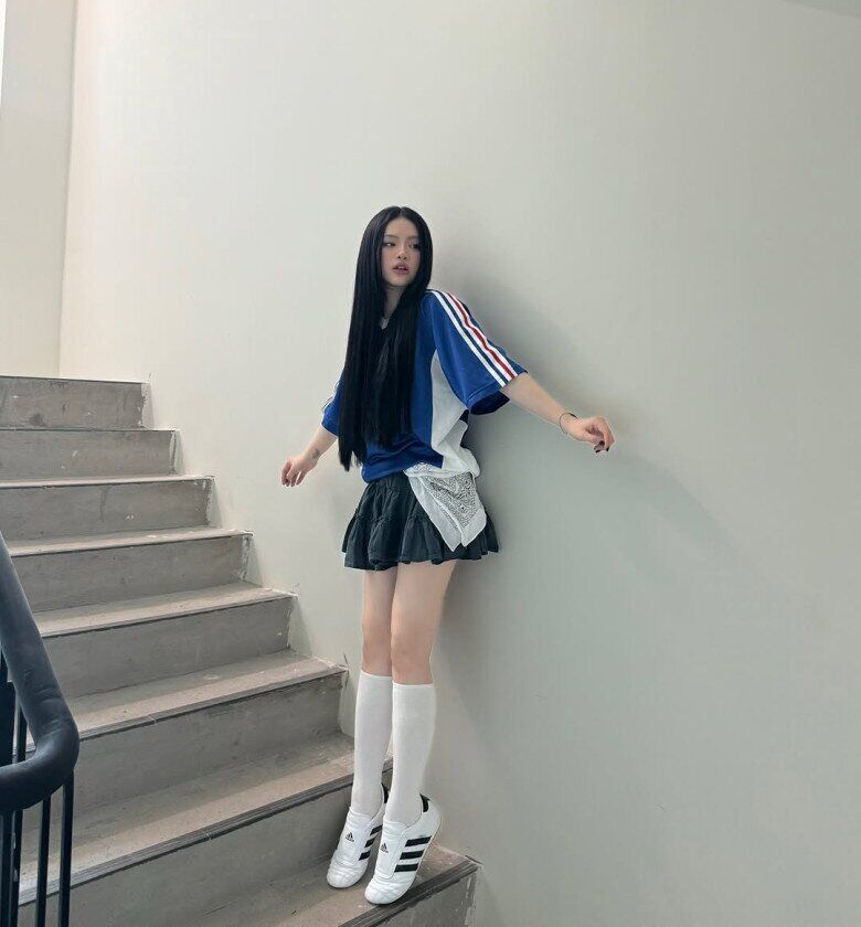 Phong cách ăn mặc cá tính với quần jeans và áo crop top giúp Linh Ka khoe trọn vòng eo thon.