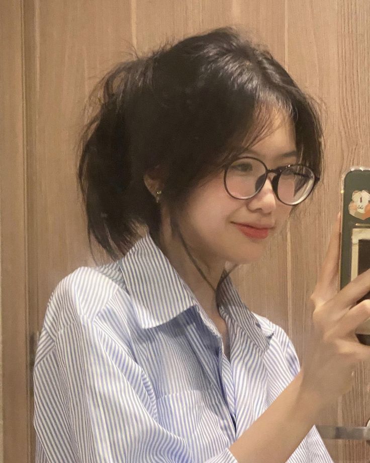 Đeo kính vẫn tỏa sáng nét ngây thơ