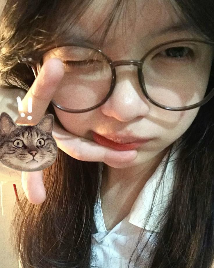 Kính cận tô điểm nét đẹp thanh xuân