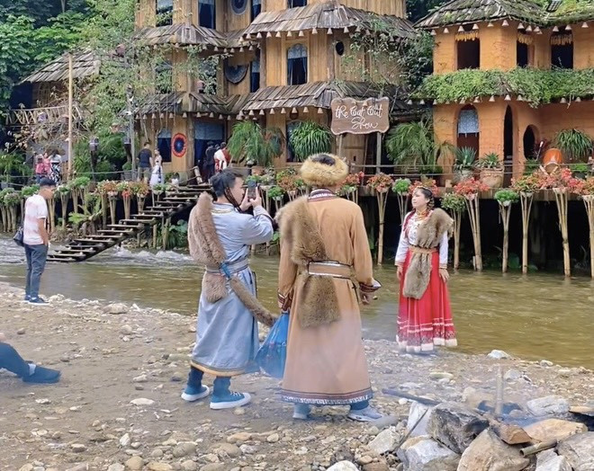 Người dân địa phương nhận thức được lòng tự hào và trách nhiệm bảo vệ văn hóa dân tộc, tôn vinh giá trị của trang phục địa phương.