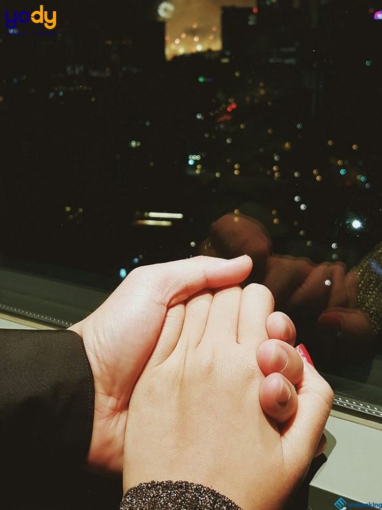 Chụp ảnh nắm tay người yêu