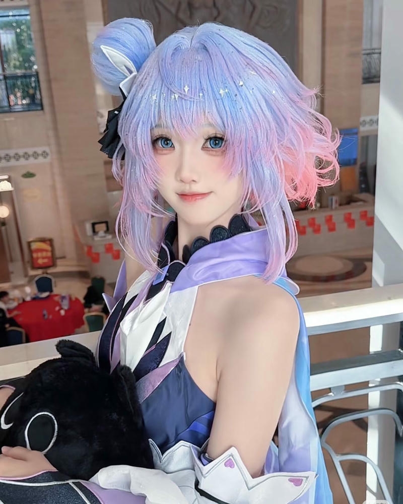 Cosplay liên quân nữ tướng ngồi trên ghế nữ hoàng