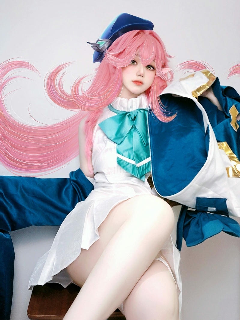 Hóa trang tướng krixi tiệc bãi biển cầm phao bơi