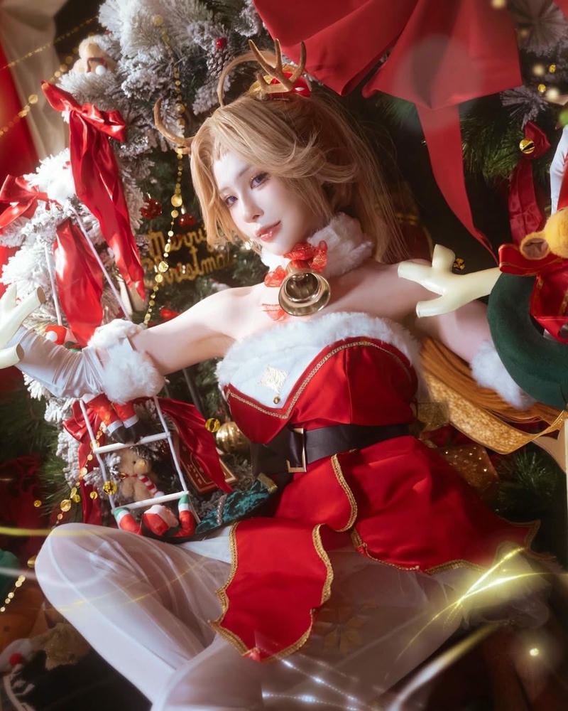 Cosplay liên quân nữ váy xòe công chúa cầm hoa hồng