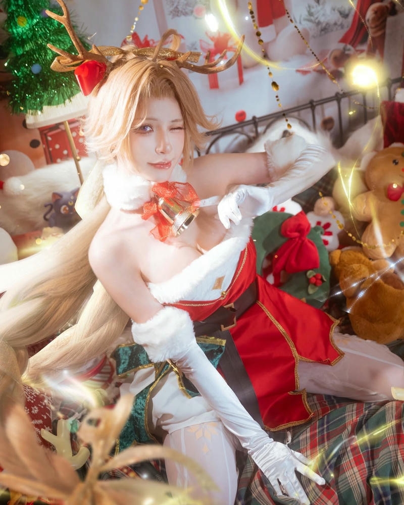 Cosplay liên quân nữ mặc sườn xám đỏ tạo dáng võ thuật