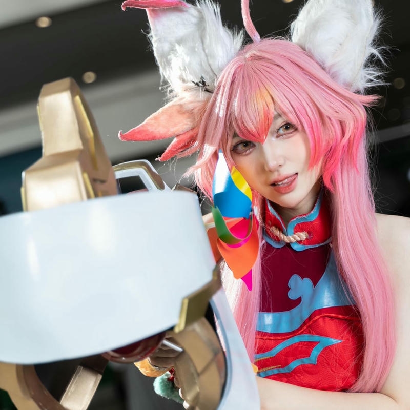 Cosplay liên quân nữ tướng cánh trắng cầm quyền trượng