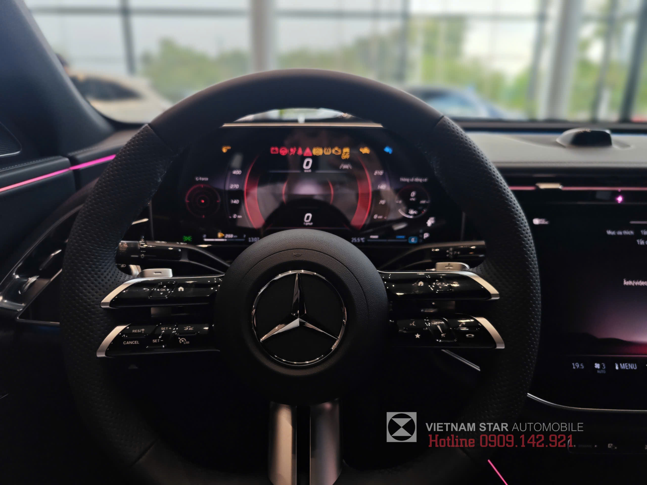 Màn hình sau vô lăng E300 AMG mới