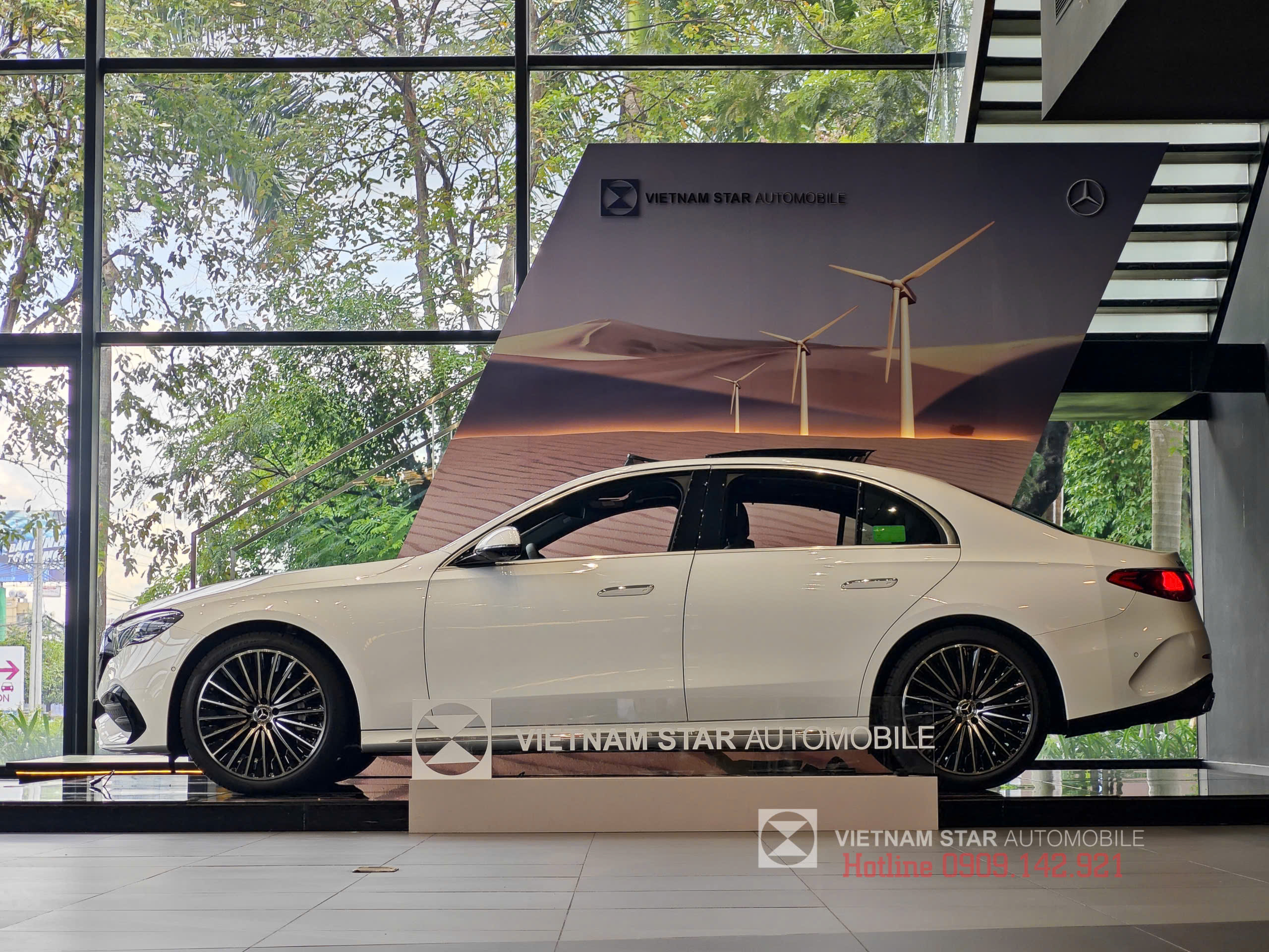 đuôi xe e300 2025 với đèn hậu led đồ họa ngôi sao ba cánh và thiết kế mới